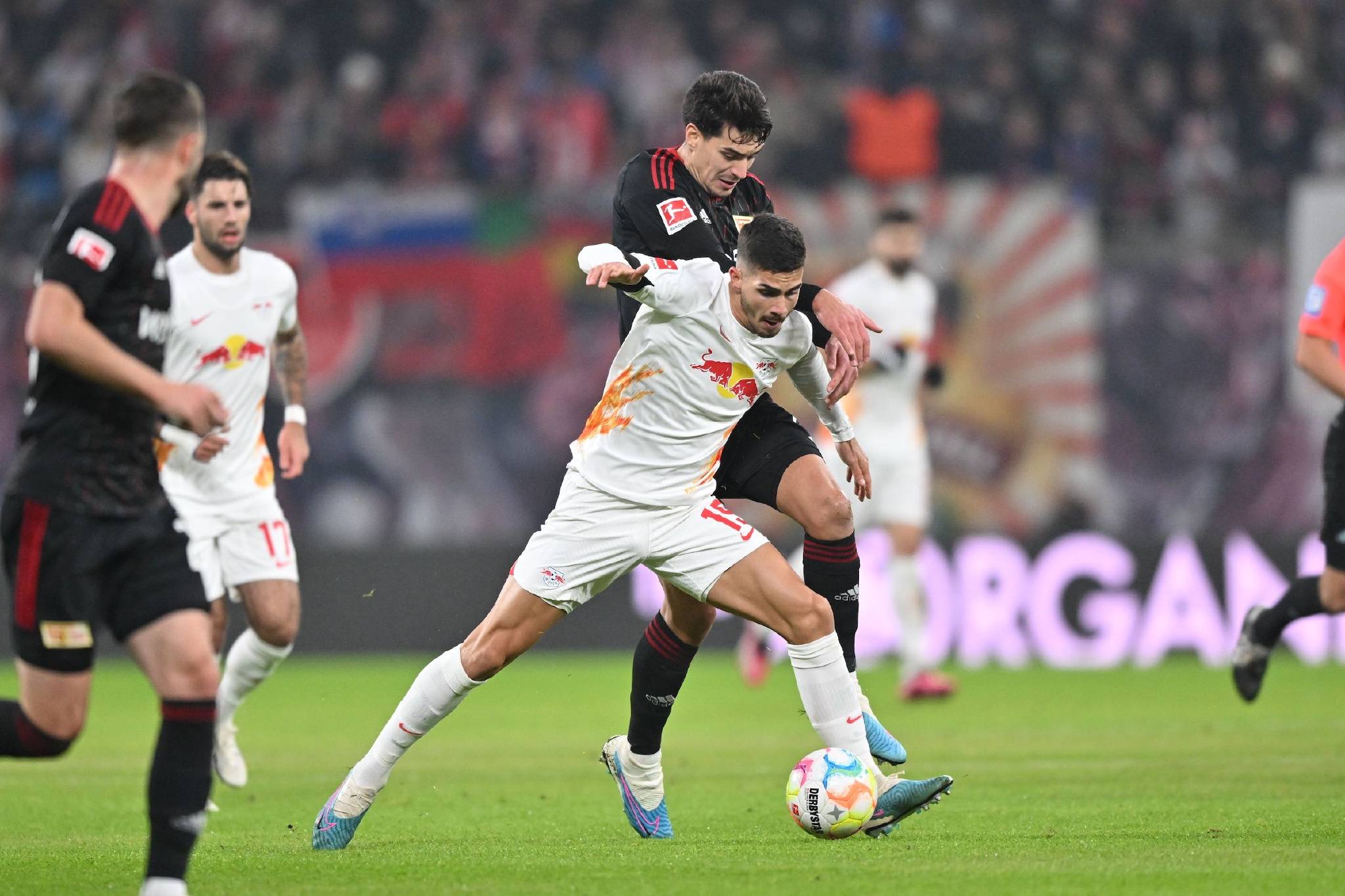 关于慕尼黑红牛严阵以待与勒沃库森的对决的信息