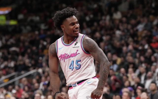 篮球赛场举行较量，球员战术精湛