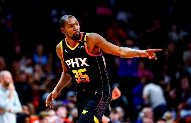 比赛中球员展现出色技艺,吸引观众目光 比赛中球员展现出色技艺,吸引观众目光