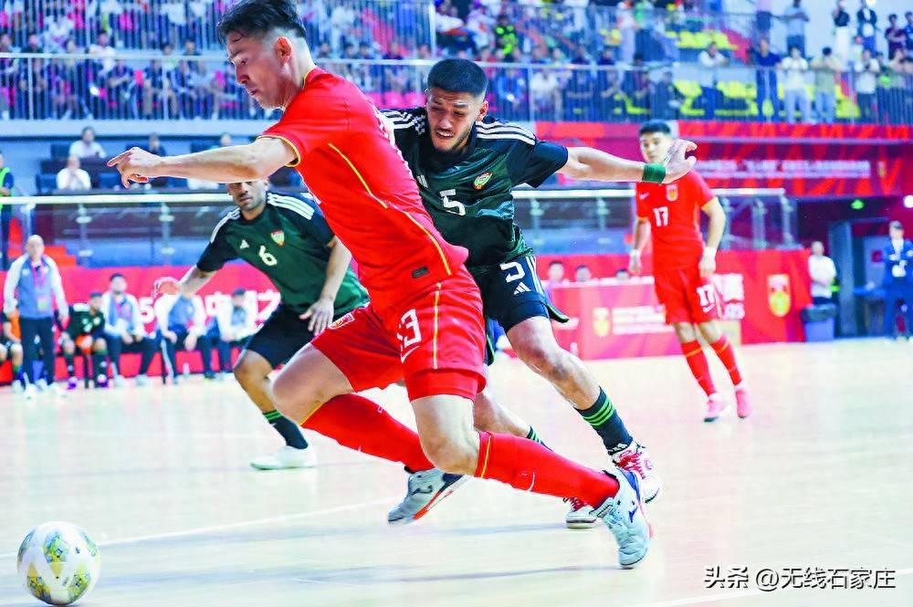 比赛中球员展现出色技艺,吸引观众目光 比赛中球员展现出色技艺,吸引观众目光