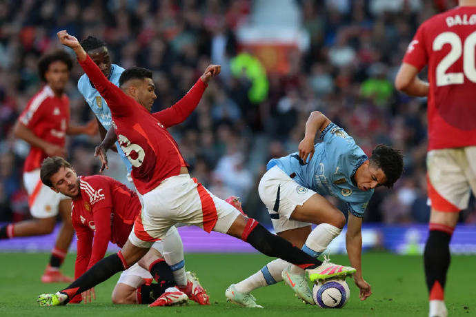 关于曼城惨败榜首位置岌岌可危的信息