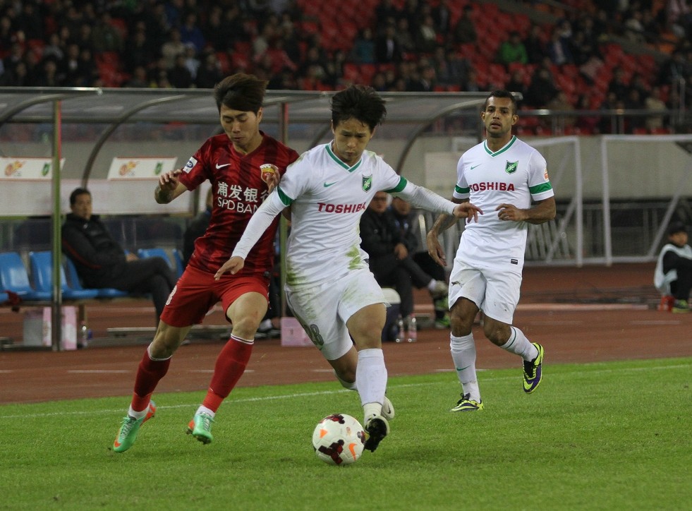 上港主场绝胜绿城，夺得连胜