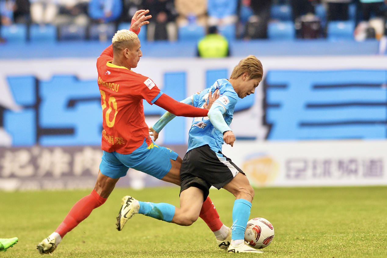 精彩足球赛事给球迷带来惊喜