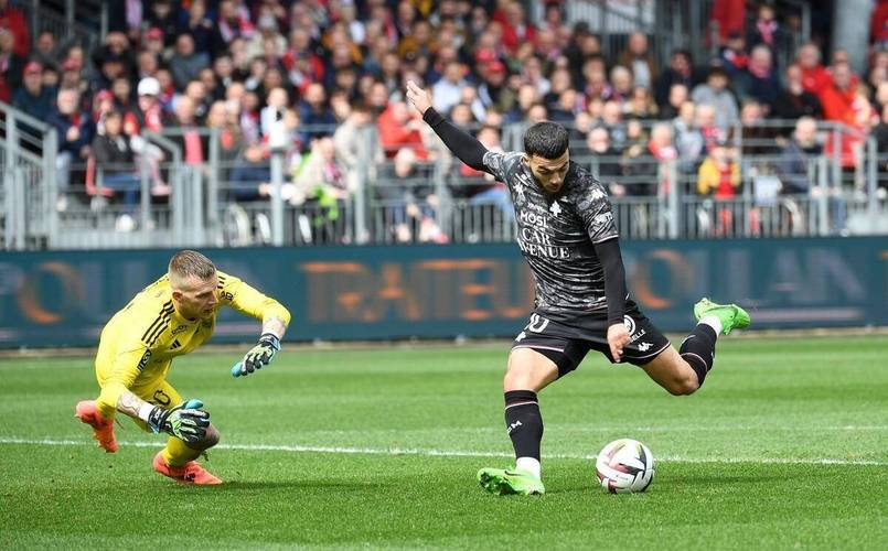 关于梅斯客场惨遭败仗，陷入颓势的信息