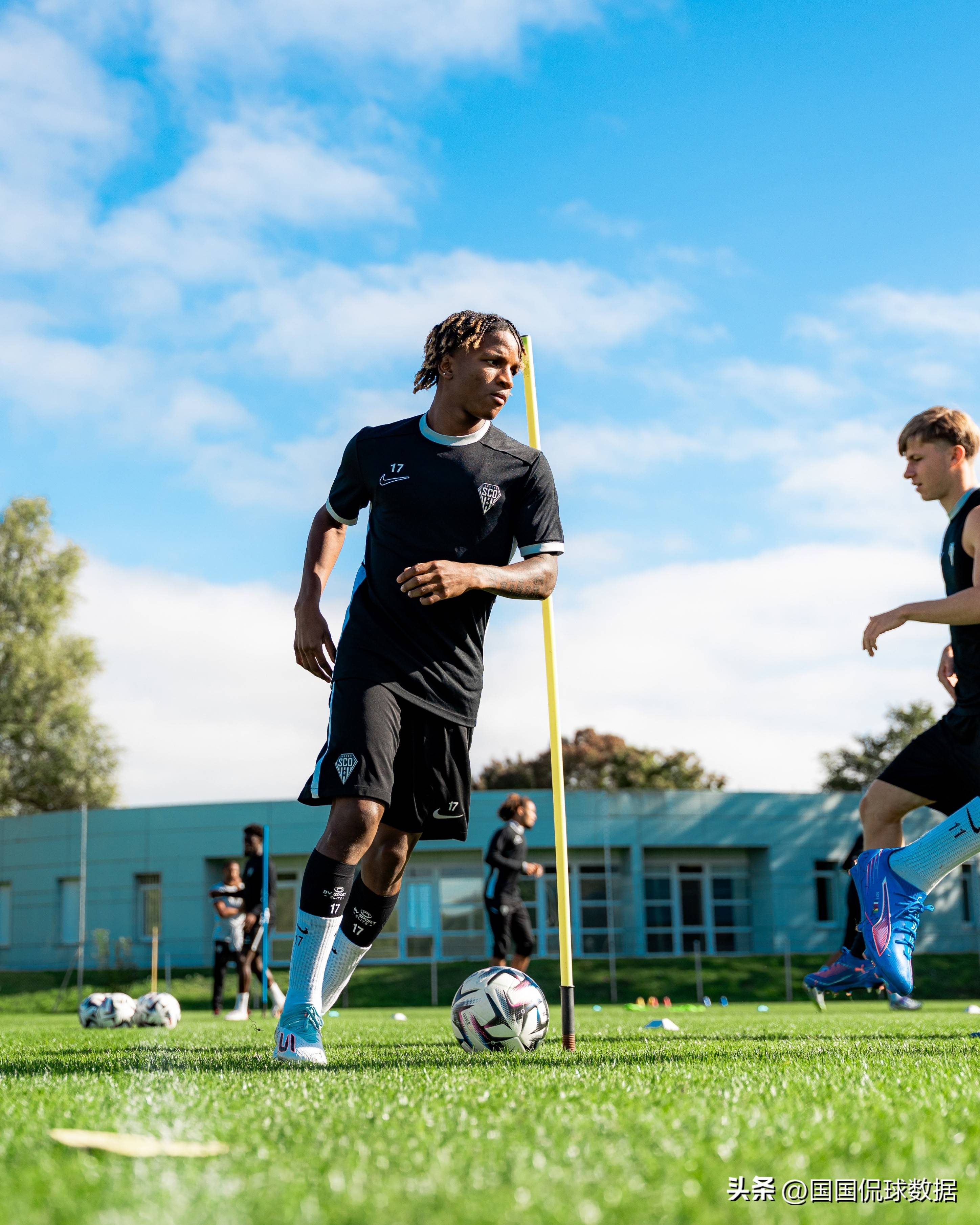 里昂客场险胜对手，赛季成绩蒸蒸日上的简单介绍